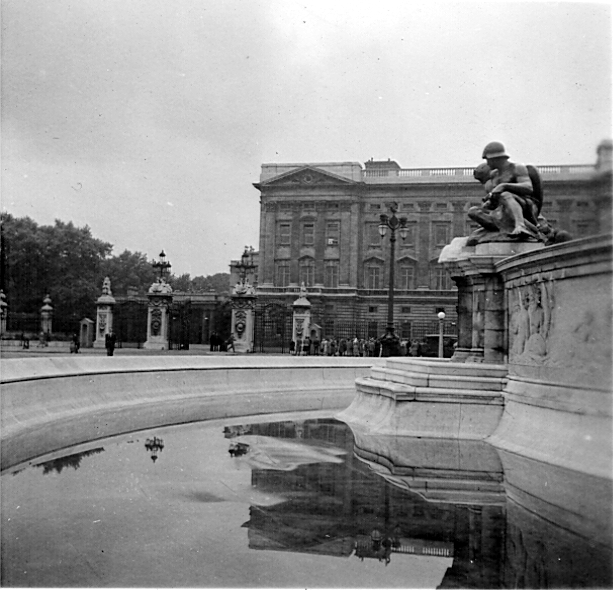 Statue outside Buckingham Palace in London, U.S. Reparations Mission