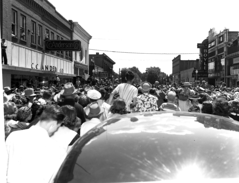 Crowd in Blackfoot, Idaho, waiting to see President Truman Harry S